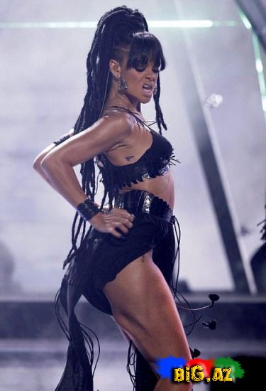 Rihanna "Anam məni öldürər" dedi, amma soyundu (Fotolar)
