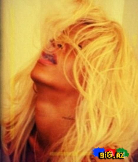 Rihanna "Anam məni öldürər" dedi, amma soyundu (Fotolar)