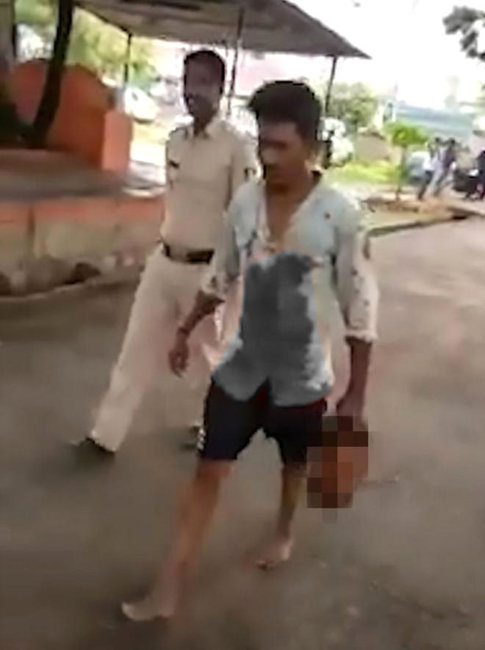 Ana söyüşü qətllə bitdi - Dostunun başını kəsib polisə apardı - FOTO