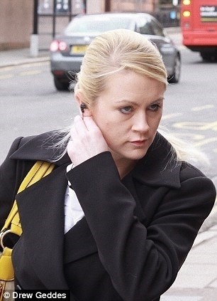 Şagirdi ilə maşında sevişərkən tutuldu - FOTOLAR