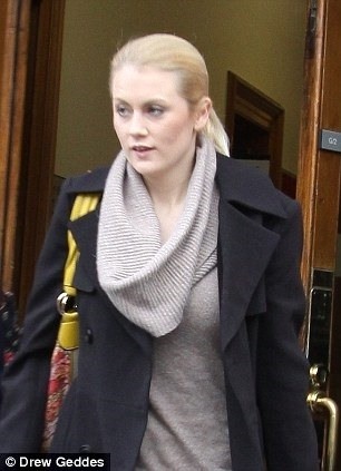 Şagirdi ilə maşında sevişərkən tutuldu - FOTOLAR