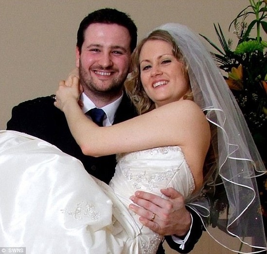 Şagirdi ilə maşında sevişərkən tutuldu - FOTOLAR