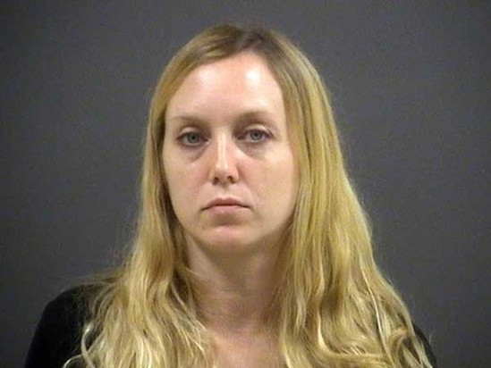 Şagirdi ilə maşında sevişərkən tutuldu - FOTOLAR