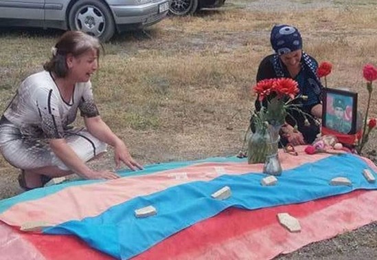 Tolik şəhidimizin məzarındakı solmuş bayrağı təzələdi - FOTO