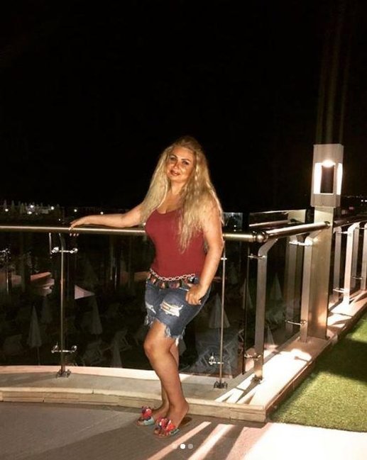 Geyimləri ilə yaya damğa vuran 10 məşhur – FOTOLAR