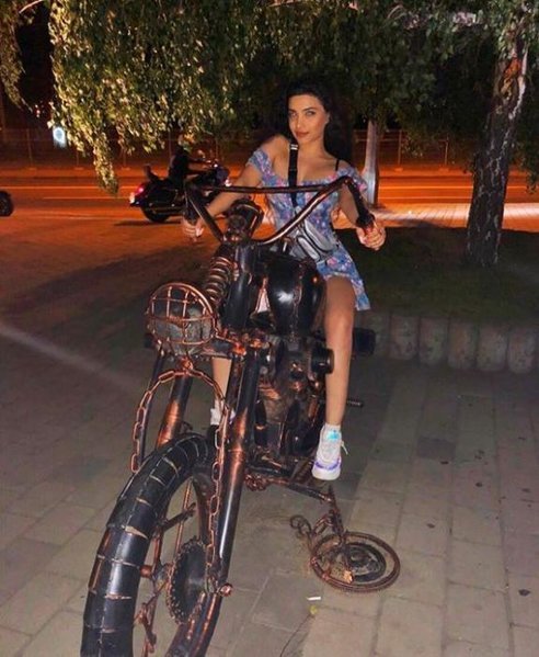 Səmra bu dəfə sinə dekoltesi və qısa ətəyi ilə gündəmdə - Fotolar