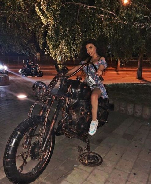 Səmra bu dəfə sinə dekoltesi və qısa ətəyi ilə gündəmdə - Fotolar