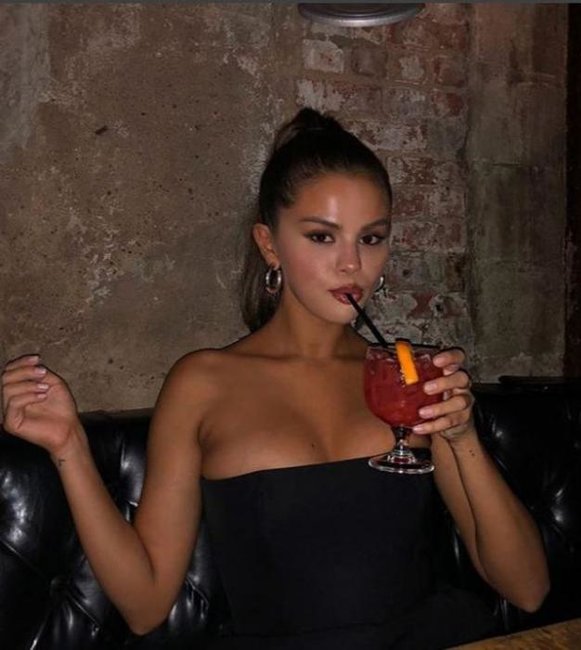 Selena sinəsini böyütdü - Fotolar