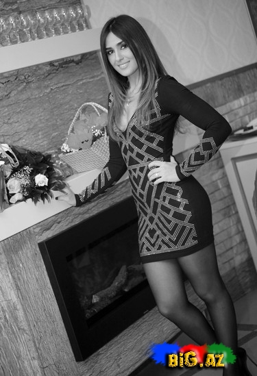 Pərvin sinəsi a&ccedil;ıq, mini ətəkdə - FOTOLAR