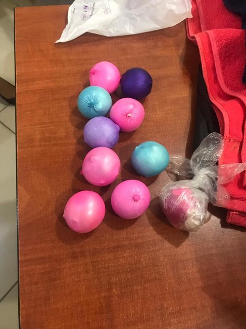 Gömrükçülər qadının çantasında şarlara bükülmüş heroin aşkarladı - VİDEO - FOTO