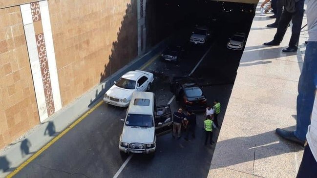 Heydər Əliyev prospektində DƏHŞƏTLİ QƏZA: avtomobil tunelə düşdü