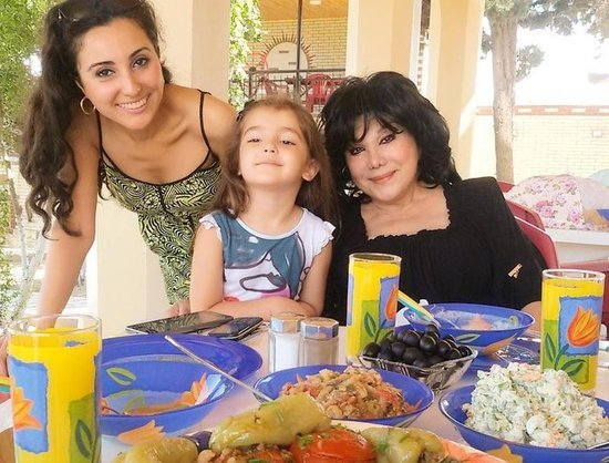 "Heç vaxt kişinin imkanına, puluna aldanmamışam" - Flora Kərimova ailəsindən danışdı