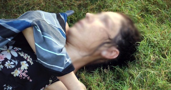 38 yaÅlÄ± qadÄ±n h&Eacute;r k&Eacute;sin gÃ¶zÃ¼ Ã¶nÃ¼nd&Eacute; Ã¶zÃ¼nÃ¼ Ã§aya atdÄ± - FOTO