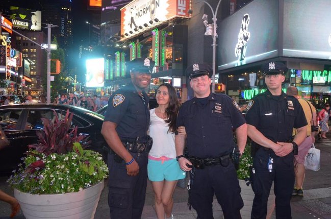 ANS-in aparıcısı polislərin əhatəsində - FOTO