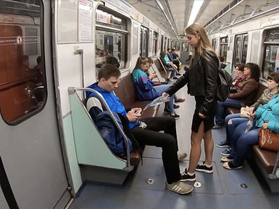 Metroda ayaqlarını aralayıb oturanlar peşman edildilər - VİDEO