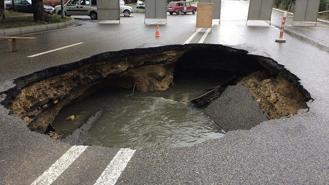 Azərbaycanda YOL ÇÖKDÜ, yük maşını çuxura düşdü
