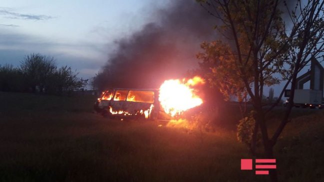 Azərbaycanda fəhlə daşıyan mikroavtobus yandı: Yaralıların ADLARI - FOTOLAR