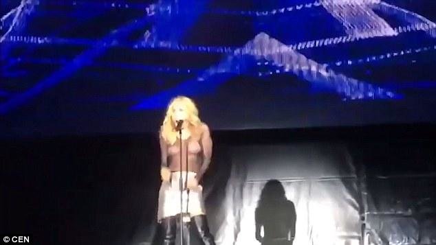 Müğənni səhnədə pərt oldu: sinəsi açıldı... - VİDEO - FOTO