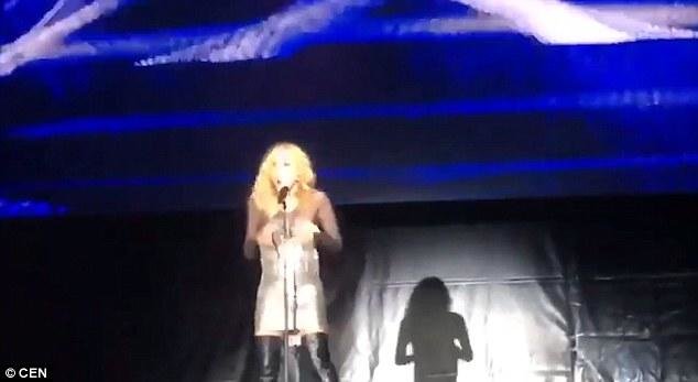 Müğənni səhnədə pərt oldu: sinəsi açıldı... - VİDEO - FOTO