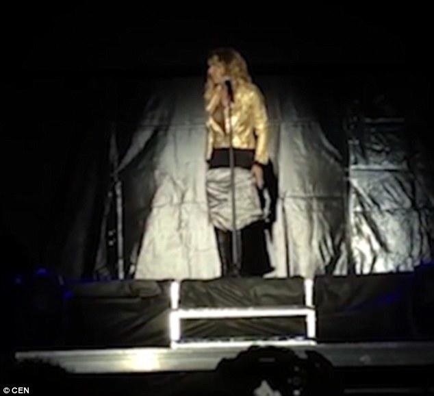 Müğənni səhnədə pərt oldu: sinəsi açıldı... - VİDEO - FOTO