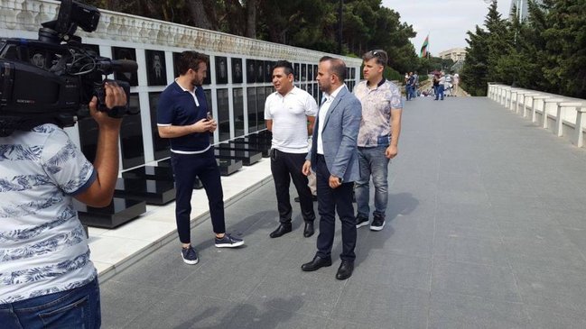 Tanınmış Türkiyəli müğənni şəhidlər xiyabanını ZİYARƏT EDİB - FOTOLAR