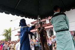 Qadını uşaqların gözü qarşısında qamçıladılar - FOTOLAR