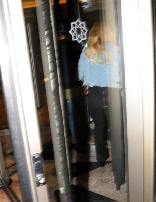 Məryəm Üzərli yeni sevgilisi ilə oteldən çıxarkən - FOTO