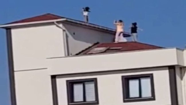 5 yaÅlÄ± qÄ±zÄ± binanÄ±n damÄ±na Ã§Ä±xarÄ±b... - FOTO - VÄ°DEO