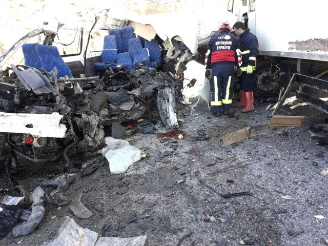 Mikroavtobusla yük maşını TOQQUŞDU: 8 nəfər öldü, 2-si yaralandı - VİDEO+FOTO)