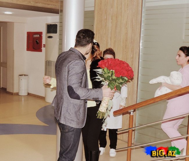 Dünən ana olan müğənninin xəstəxanadan FOTOLARI YAYILDI
