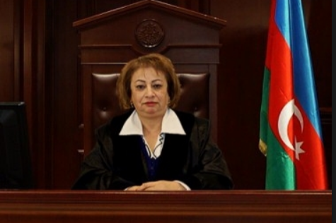 Məşhur hakim vəzifəsindən getdi - FOTO