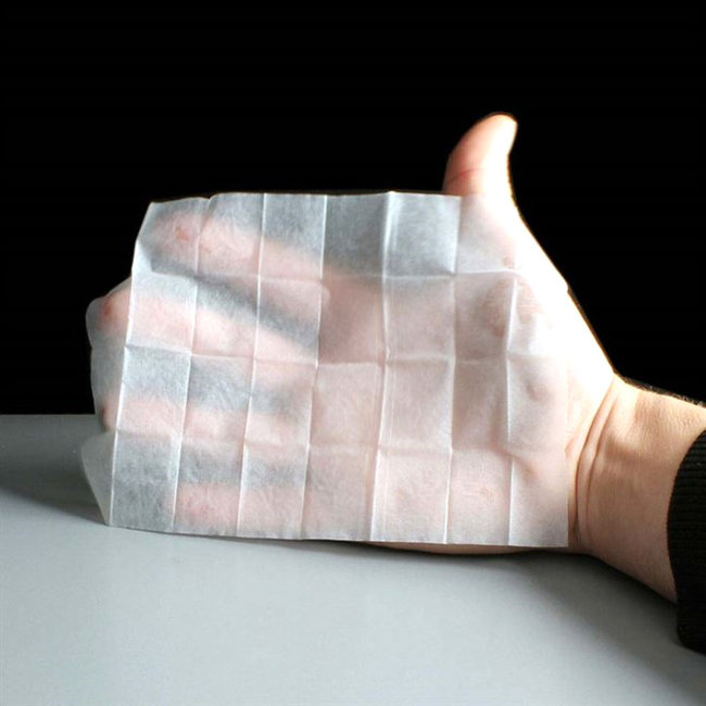 Uşaq yaş salfetdən istifadə etdi, ağzı bu hala düşdü - FOTO