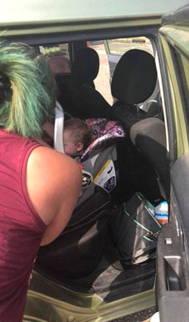 Ata-anası narkotik komasına girdi, maşındakı 1 yaşlı uşaq... - Dəhşətli FOTOLAR