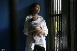 Anasını şaqqalayan qadın qızı ilə görüşdü - VİDEO - FOTO