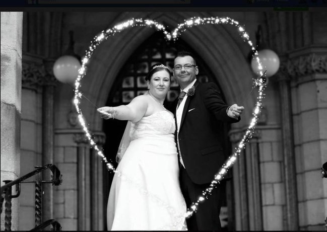 Gəlinin sinəsini çəkən fotoqraf şəkilləri sildi, cütlük yenidən toy etdi - FOTO