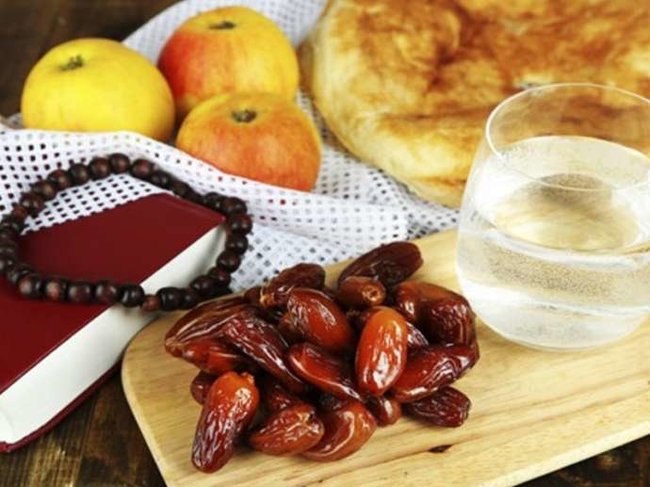 Oruc tutmayanların iftar məclisinə getməsi düzdürmü? – Din xadimi İZAH ETDİ