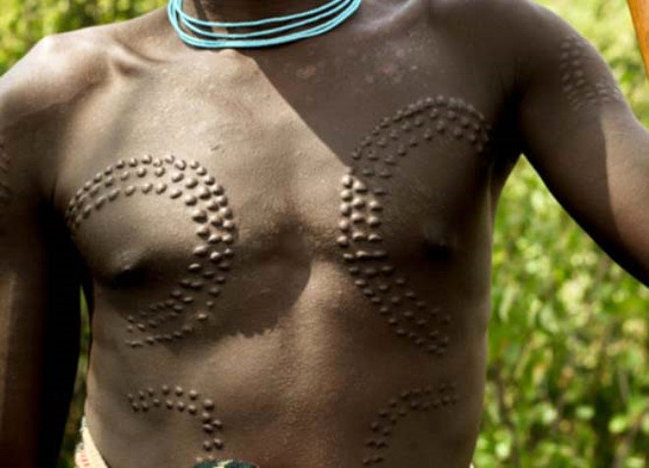 Üzlərini bıçaqla kəsib forma verirlər - Ən qorxunc ənənə - FOTOLAR