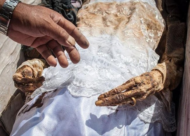 Ölən yaxınlarını məzardan çıxarıb vaxt keçirirlər - 14 Foto