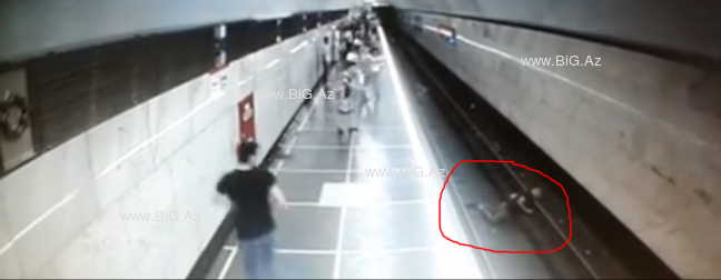 Bakı Metrosunda ŞOK hadisə - Başını qatar QOPARDI +18 VİDEO - LoaDinG.Az Bakı Metrosunda ŞOK hadisə - Başını qatar QOPARDI +18 VİDEO