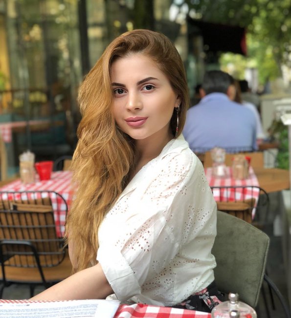 Əməkdar artistin cazibədar qızının BU FOTOLARI REKORD QIRIR