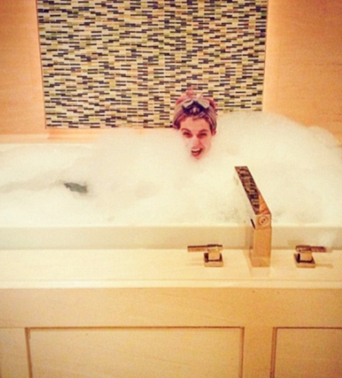 Məşhurlar hamamda soyunub, "selfie" etdi - FOTOLAR 18+