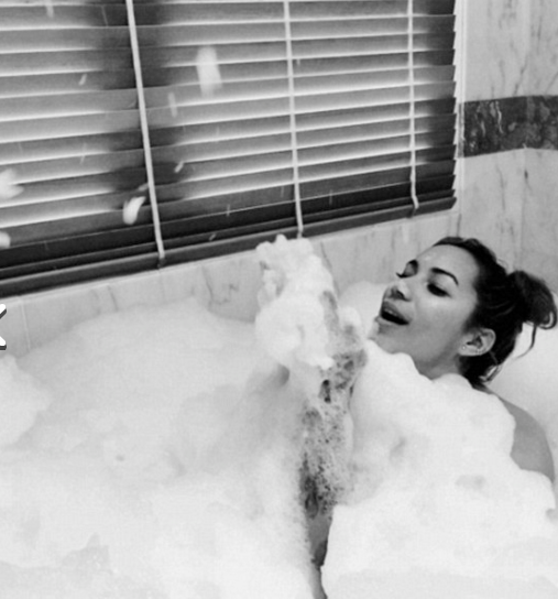 Məşhurlar hamamda soyunub, "selfie" etdi - FOTOLAR 18+