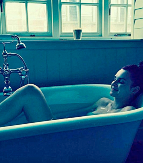 Məşhurlar hamamda soyunub, "selfie" etdi - FOTOLAR 18+