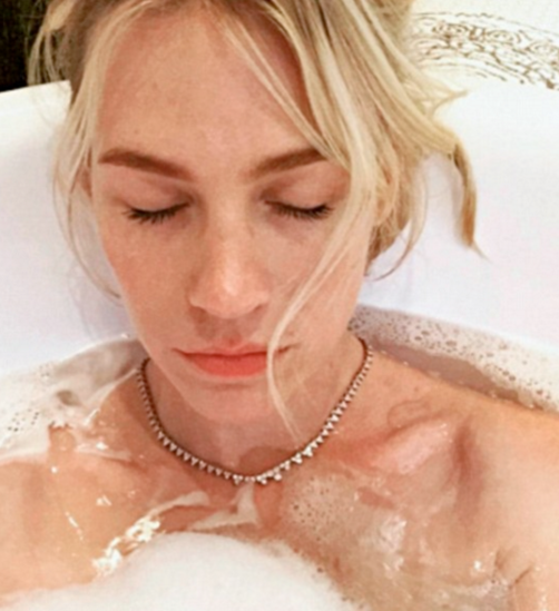 Məşhurlar hamamda soyunub, "selfie" etdi - FOTOLAR 18+