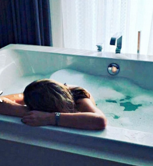 Məşhurlar hamamda soyunub, "selfie" etdi - FOTOLAR 18+