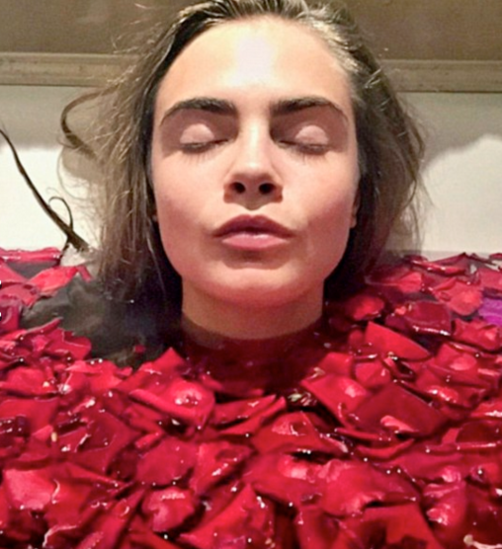 Məşhurlar hamamda soyunub, "selfie" etdi - FOTOLAR 18+