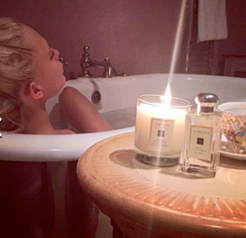 Məşhurlar hamamda soyunub, "selfie" etdi - FOTOLAR 18+