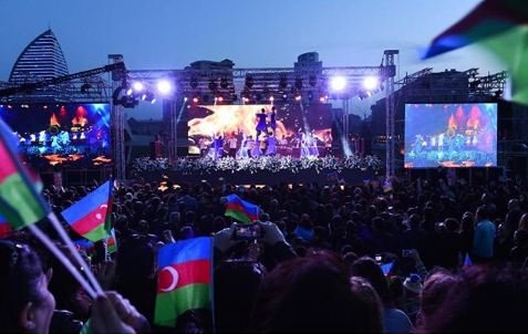 Leyla Əliyeva anası ilə atasının konsertdən fotosunu paylaşdı