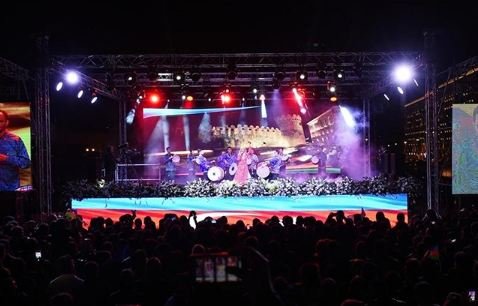 Leyla Əliyeva anası ilə atasının konsertdən fotosunu paylaşdı