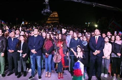 Leyla Əliyeva anası ilə atasının konsertdən fotosunu paylaşdı